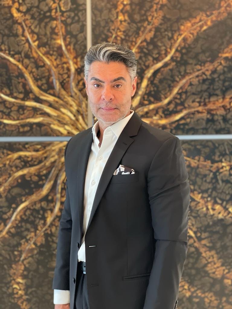 Miguel Angel Vives Vives, Magazine